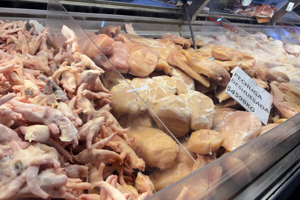 Sernac denuncia a supermercado por vender carne con hongos y pollo en mal estado
