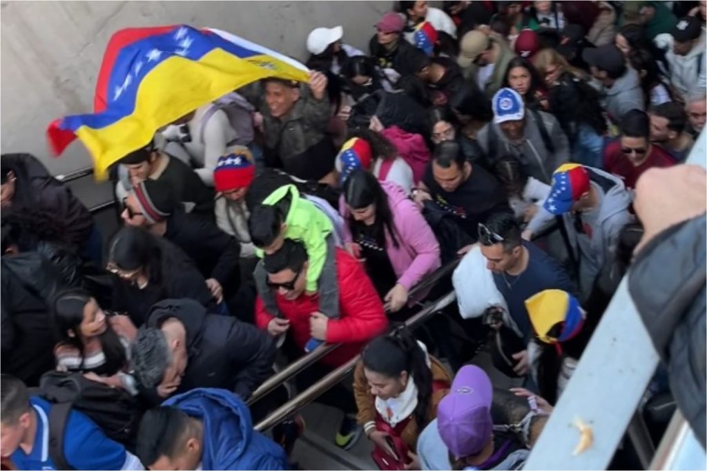 Aglomeración de venezolanos en metro Pedro de Valdivia, Providencia