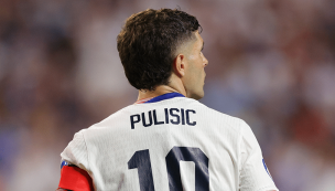 Lo invitó a festejar con los uruguayos: el polémico gesto de Pulisic con el árbitro