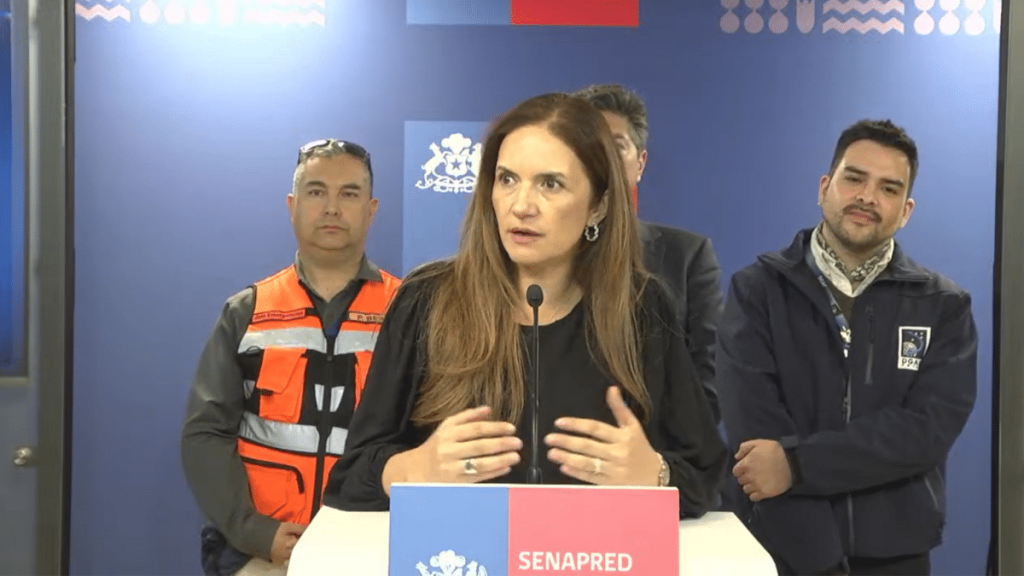 La directora nacional (s) de Senapred, Alicia Cebrián, entrega antecedentes del nuevo sistema frontal en la zona centro.