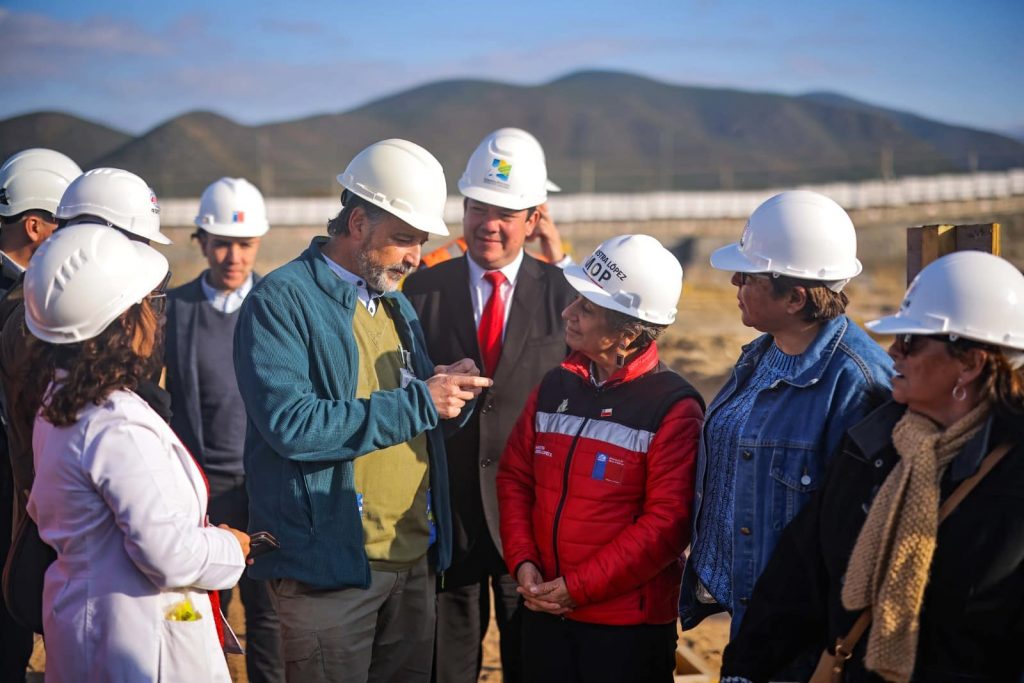 Autoridades supervisan el avance en la construcción del nuevo Hospital de Coquimbo.