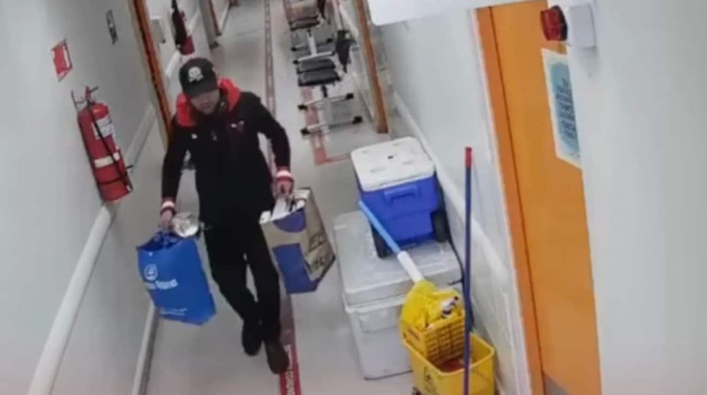 Captura de pantalla de una cámara de seguridad del Cesfam donde trabajó el médico Nicolás Pinochet, donde presuntamente se ve con bidones con líquido acelerante dentro de las bolsas