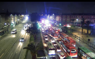 Incendio afecta a tres locales del Barrio Meiggs y provoca gran congestión en la Alameda