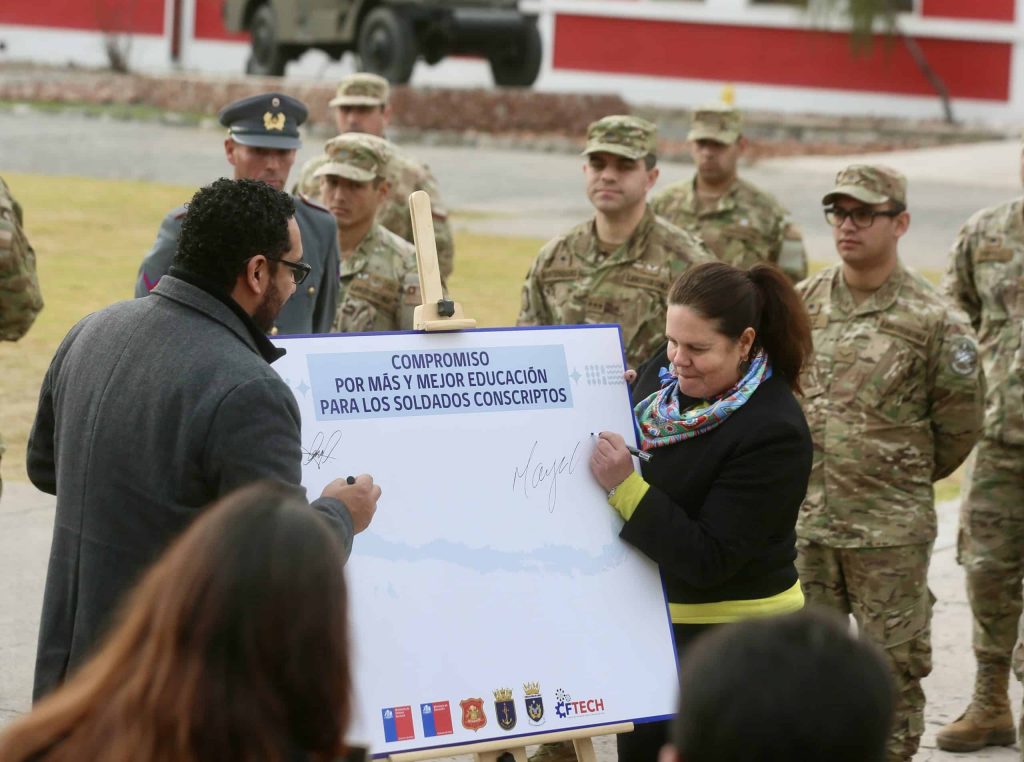 Firman acuerdo para que conscriptos continúen sus estudios en Centros de Formación Técnica Estatales