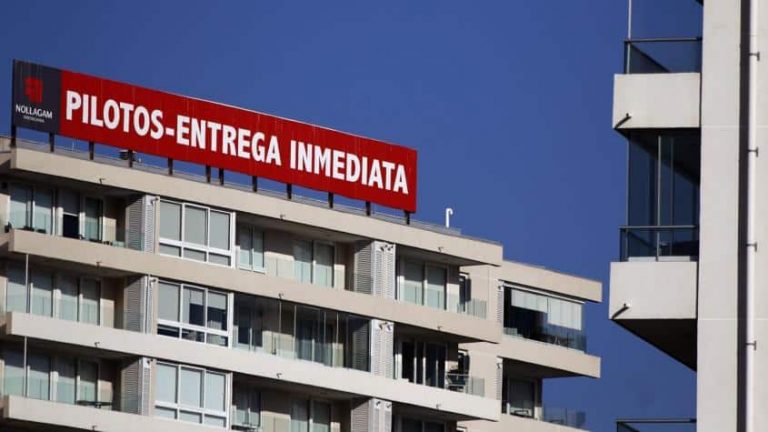 Mercado inmobiliario de la RM cae 15,2% en abril: Compradores esperan exención del IVA