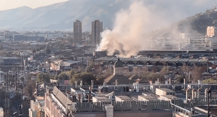 Bomberos combate incendio cercano a La Vega Central en Renca