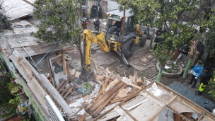 Demuelen casa tomada hace cuatro años en Quinta Normal