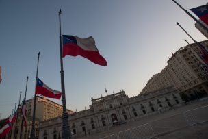 Trabajador fallece tras extensa jornada laboral en La Moneda: Denuncian sobrecarga en el Palacio de Gobierno