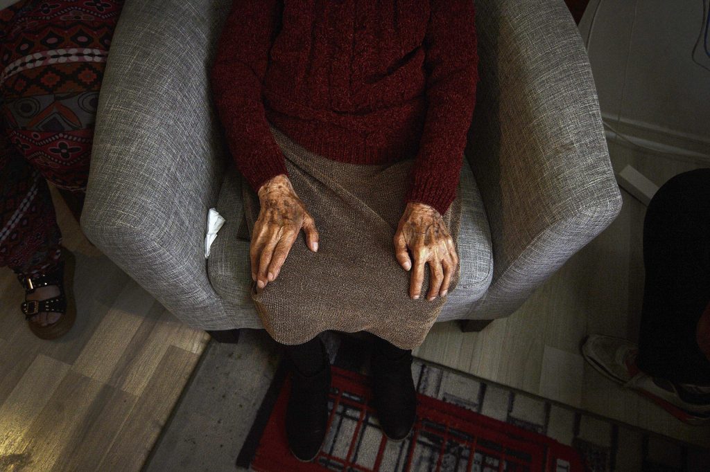 Fundación Las Rosas sale a la calle: continúa colecta en apoyo de adultos mayores