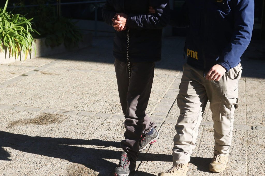 Detienen a presunto autor homicidio en la Vega Central: PDI incauta droga y armas en su domicilio