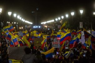 Más de mil venezolanos protestaron contra reelección de Maduro en Santiago