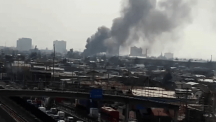 La Cisterna: Bomberos combate incendio que afecta a una fábrica