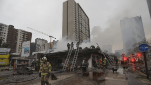 Bomberos acudió a incendio que afectó a locales comerciales de Estación Central