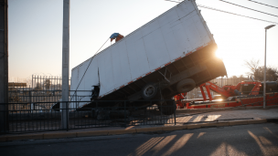 Camión semivolcado genera alta congestión en autopista General Velásquez