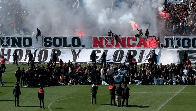 Hinchas de Colo-Colo realizan multitudinario ‘Arengazo’ previo al Superclásico
