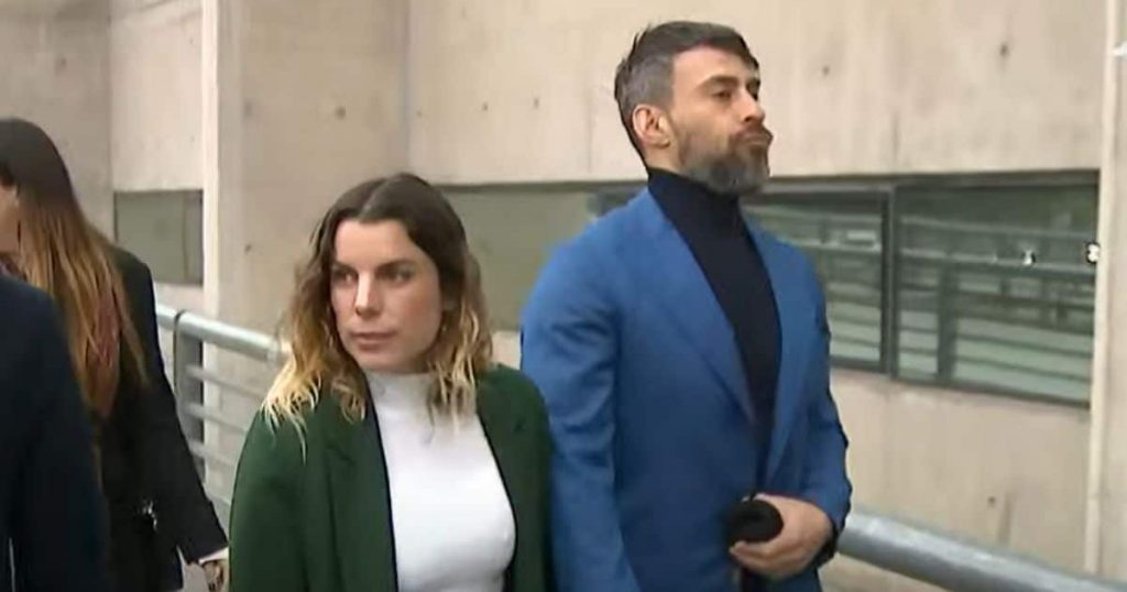 Abrazados y de la mano: Maite Orsini llega con ‘Mago’ Valdivia a juicio contra Daniela Aránguiz