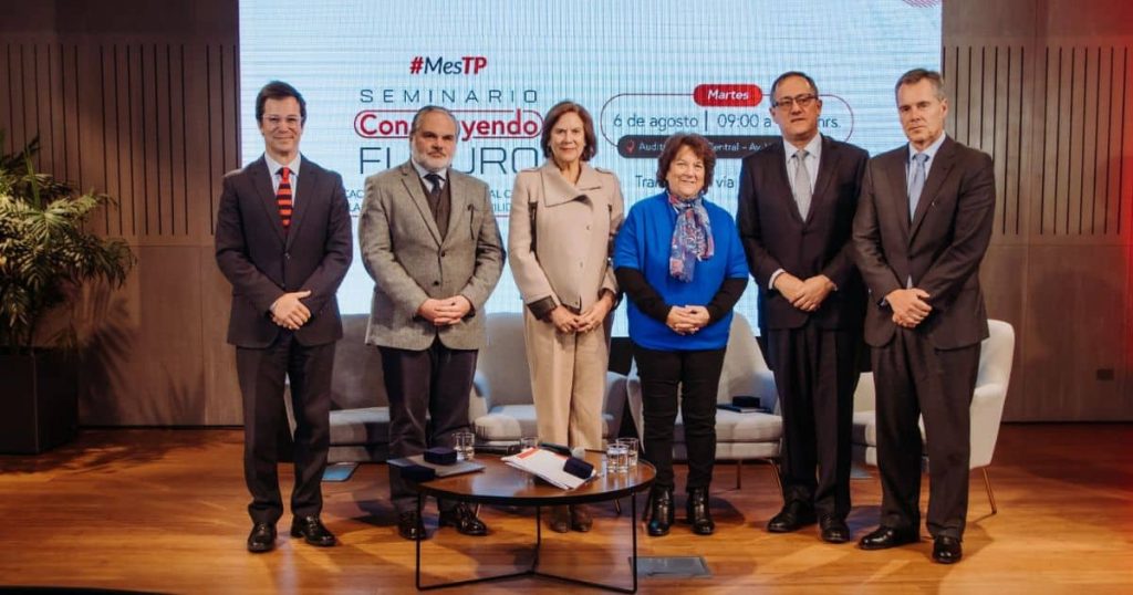 Seminario “Construyendo Futuro”: Exministros de Educación abogan por formación técnica para Chile