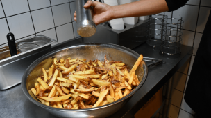 Datos curiosos por el Día de las Papas Fritas: Chileno pidió más de 100 porciones en un mes