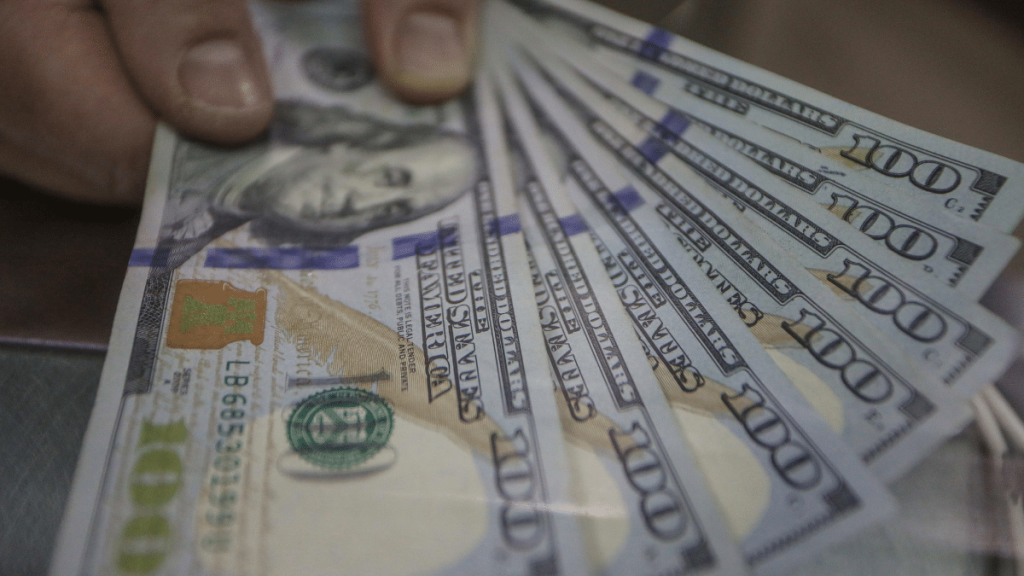 Dólar cierra en $867 con leve alza pese a repunte del cobre