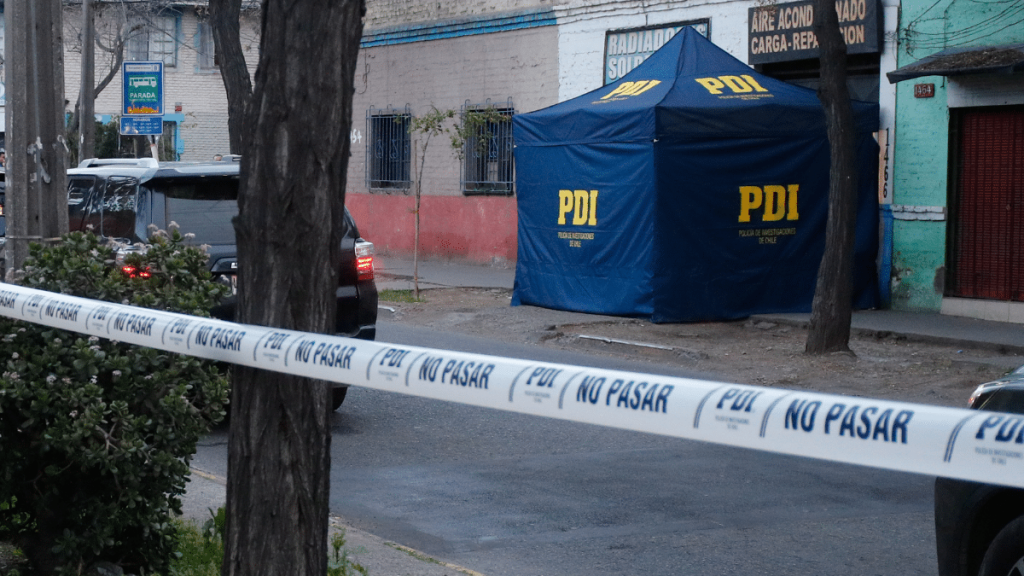 Guardia de seguridad fallece tras caída de portón en mall de Puente Alto