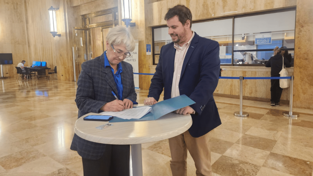 Ebensperger y Bellolio critican resolución del Gobierno por “desmantelar mecanismos de reconducción a extranjeros irregulares”
