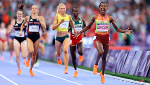 Faith Kipyegon rompe el récord olímpico y gana su tercer oro en los 1.500 metros de París 2024