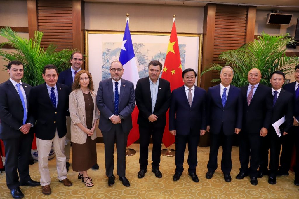 Ministro Valenzuela inició gira “para fortalecer el trabajo en materia agrícola entre Chile y China”
