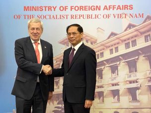 Ministro van Klaveren inició gira por Asia y se reunió con su par de Vietnam