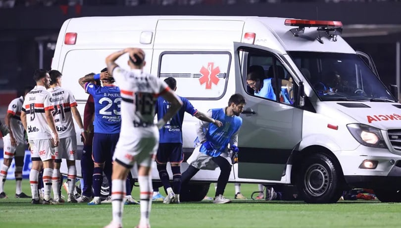 Jugador de Nacional se desploma y debe ser retirado en ambulancia del duelo por Copa Libertadores