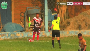 No se aguantó: jugador peruano terminó expulsado por orinar en la cancha