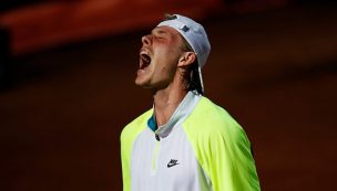 Denis Shapovalov es descalificado ante Ben Shelton tras insultar a una persona de público