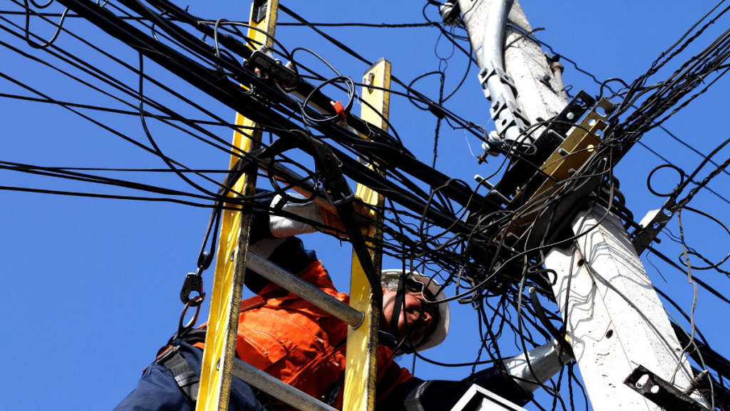Solicitan a compañías eléctricas y telefónicas que retiren los cables en desuso: “Son un peligro para los transeúntes”