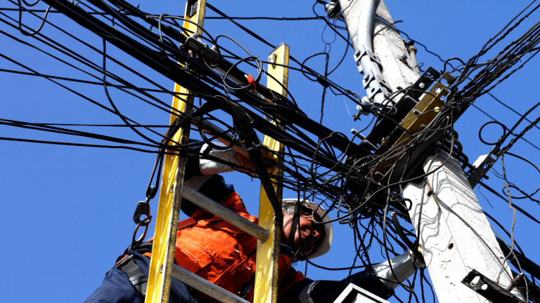 SERNAC abre proceso contra compañías eléctricas para compensar a afectados por cortes de luz