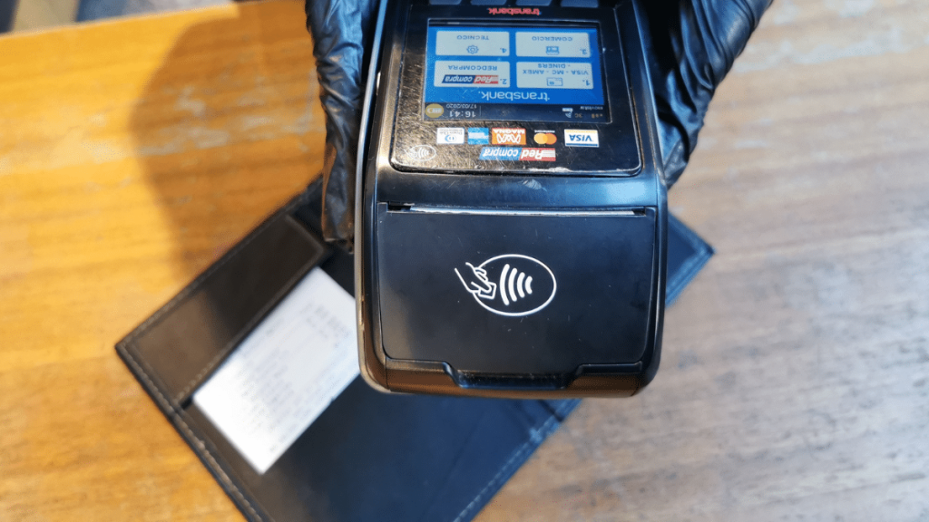 Transbank informa que detectaron “intermitencias” asociadas a una marca de tarjetas