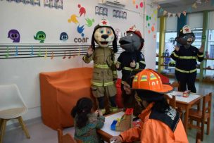 Día de la Niñez: Bomberos de Santiago visita a menores del Hospital Roberto del Río