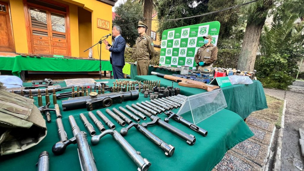 Carabineros detuvo a tres personas por comercialización y modificación ilegal de armas en Santiago