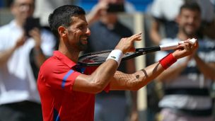 Novak Djokovic vence a Tsitsipas y avanza a semis de París