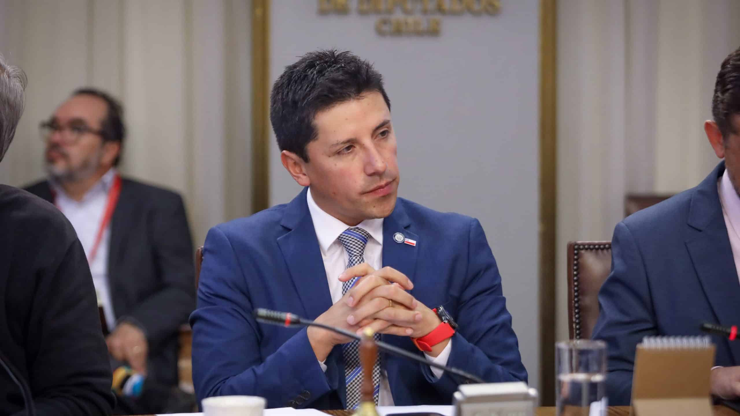 Diputado Mauro González y denuncia contra Jumbo de Puerto Montt