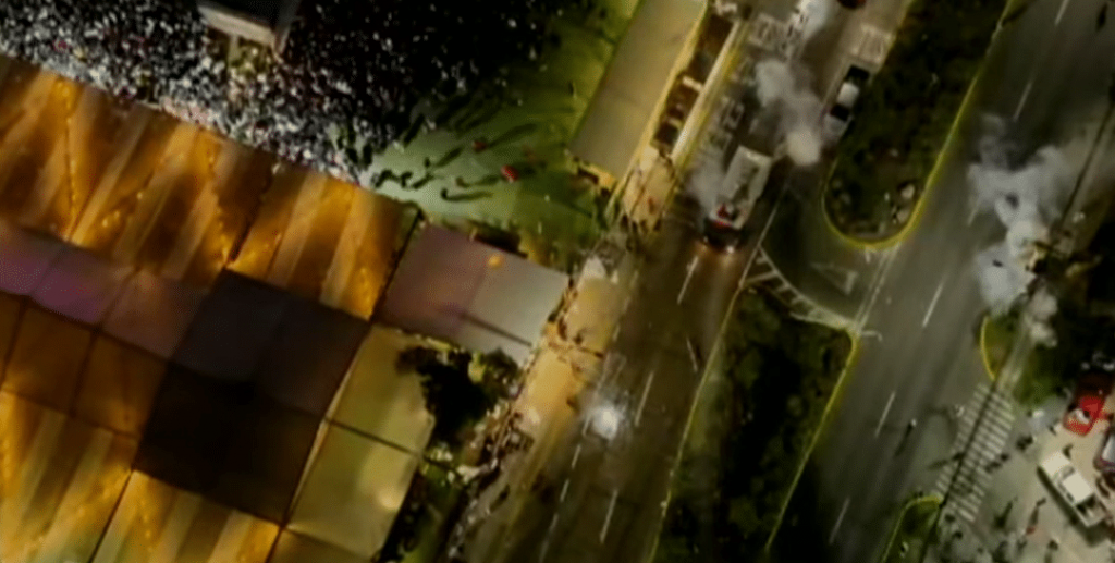 Con cuatro carabineros heridos y un detenido terminó evento dieciochero en Lo Barnechea