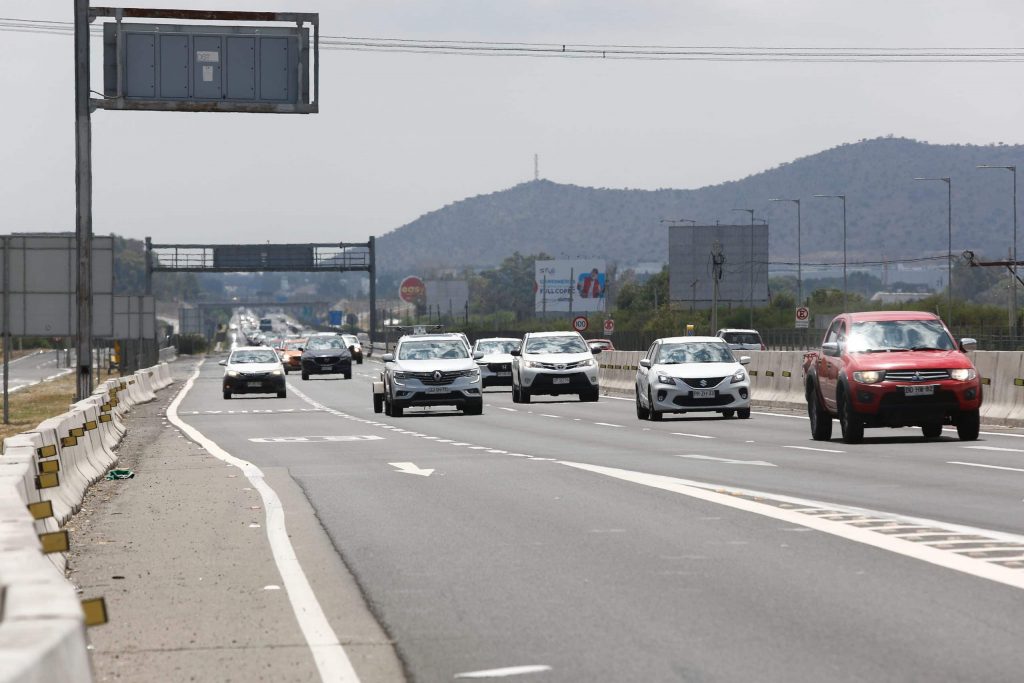 Ministra de Obras Públicas informa que han salido 710 mil vehículos de la Región Metropolitana
