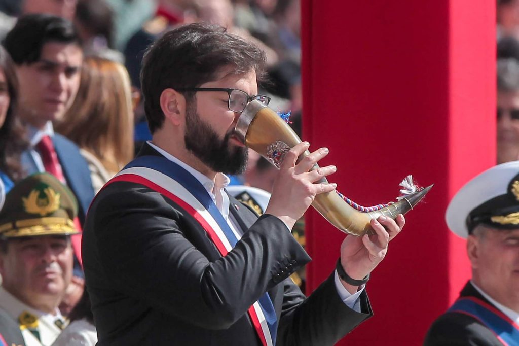 Presidente Boric “pasó las llaves” tras tradicional brindis de Chicha en Cacho en Parada Militar 2024