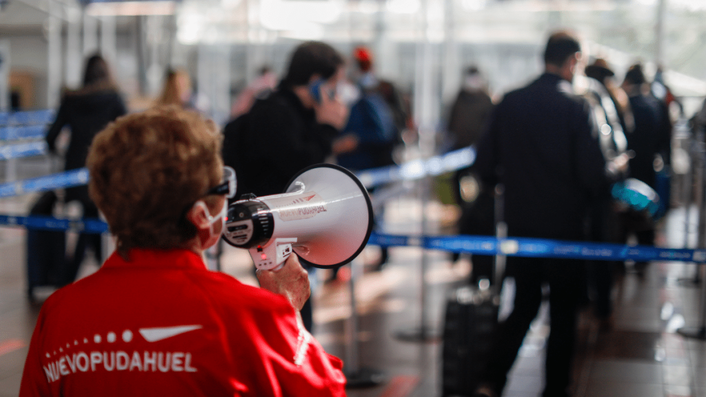 Mulet pide citar a ministros por crisis en aeropuerto de Santiago: “No está dando los resultados que se le ofrecieron al país”