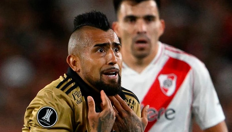 La triste noche de Vidal: fuera de Libertadores, enfrentado con los hinchas y molestado por River