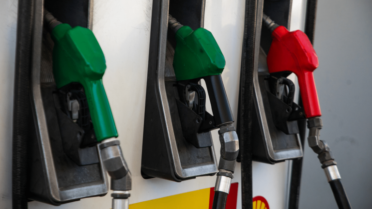 Petróleo sigue cayendo tras acuerdo de paz: Se acerca los precios pre-guerra