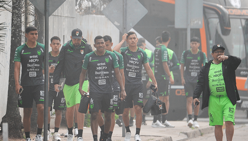 Bolivia llega a Santiago con bajas importantes para enfrentar a La Roja