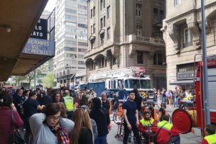 Emergencia en galería de Santiago: Una mujer fallecida y una carabinera lesionada por gas tóxico