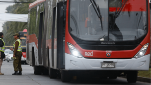 Bus RED choca contra un poste en Quinta Normal: Chofer se durmió al volante