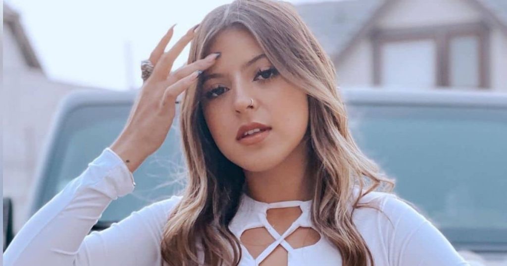 Influencer Ignacia Antonia lanza colección de ropa: Conoce el valor de uno de sus vestidos