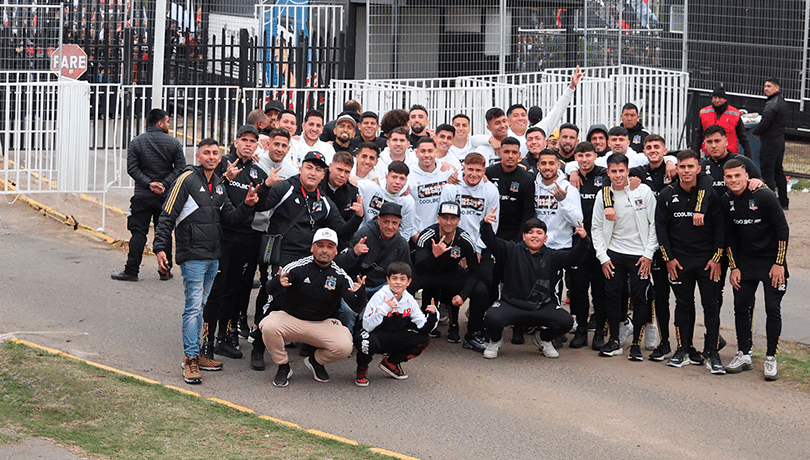 La multitudinaria despedida de los hinchas de Colo-Colo a los jugadores previo al duelo con River Plate