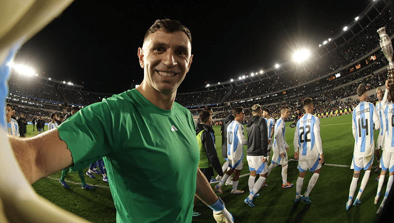 Dibu Martínez se burla de La Roja y repite vulgar gesto del Mundial